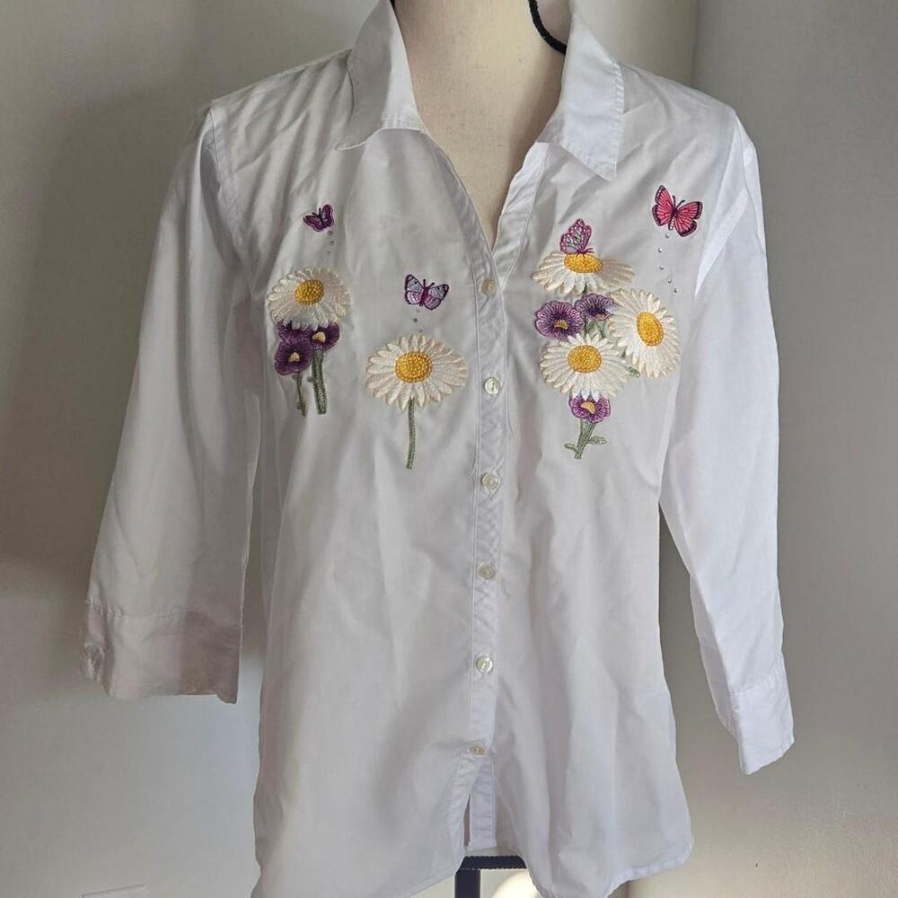 White button-up shirt with embroidered daisies butterflies medium?